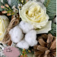 Новогодний букет Нобилис, белые пионовидные Розы и шишки